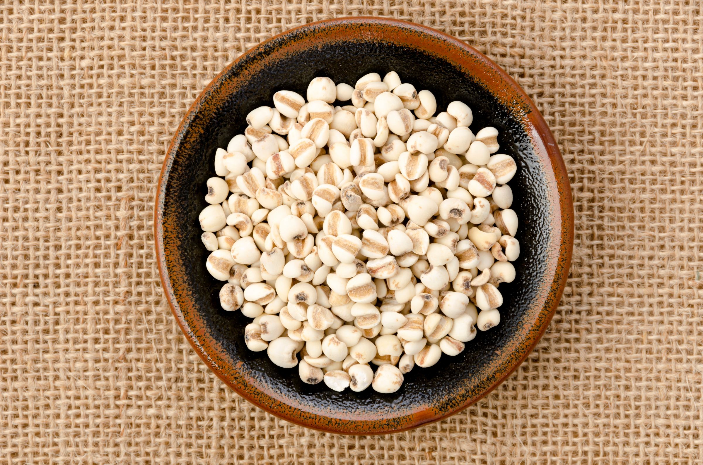 Nutrido com lágrimas de Jó, ou Extrato de Semente de Coix Lacryma-Jobi Ma-yuen, é popular por fortalecer o cabelo e promover o crescimento do cabelo. Ele contém as vitaminas B1 e B2, bem como cálcio, ferro e fósforo, que são essenciais para a saúde geral do cabelo.